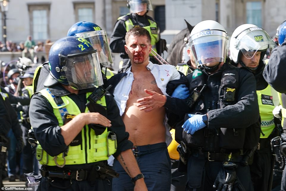 Violențe la Londra, în Trafalgar Square. Ciocniri între manifestanții anti-rasism și cei de extremă dreaptă » Ziarul Românesc UK - știri pentru românii din Marea Britanie
