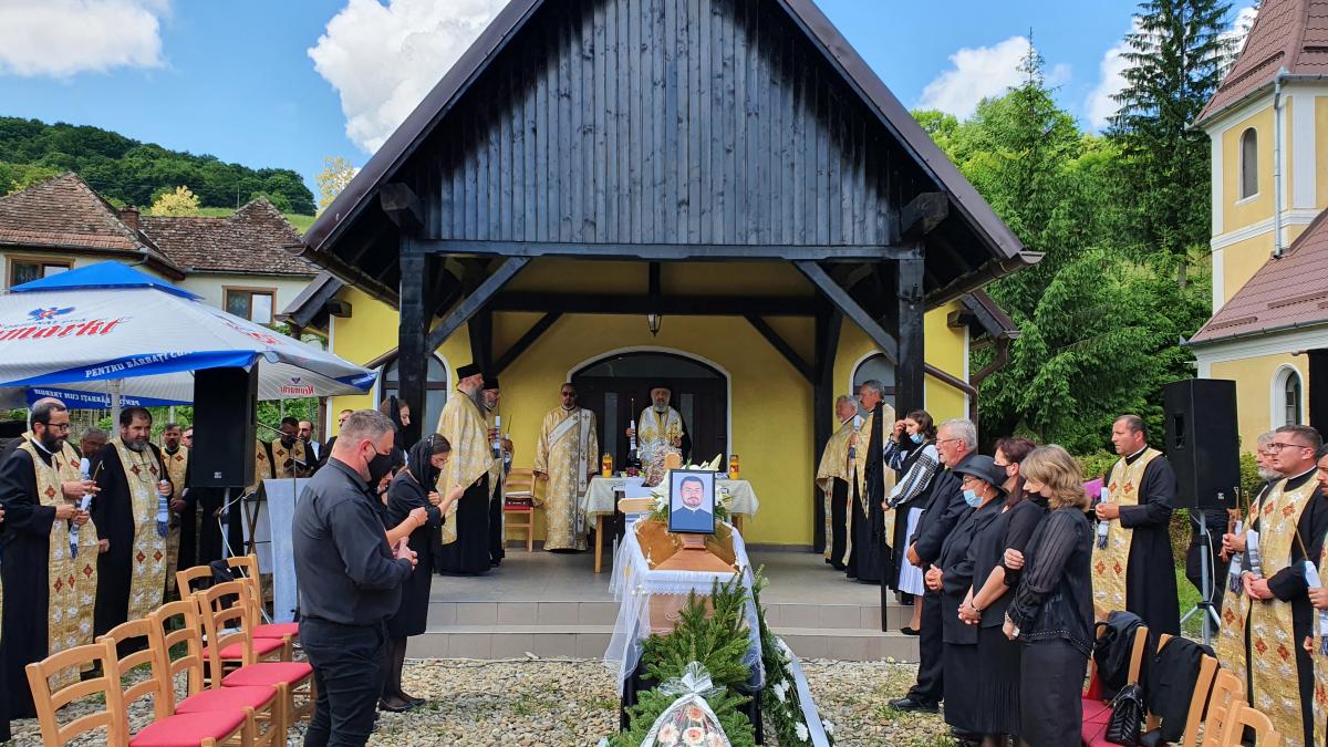 Slujba înmormântării părintelui Bogdan Culici, oficiată de Părintele Arhiepiscop Irineu | Reîntregirea