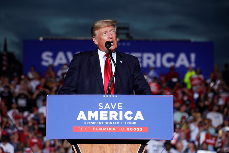 Donald Trump, discurs incendiar de 90 de minute în fața unei mulțimi entuziaste, la mitingul din Florida de Ziua Americii: „Lupta noastră abia a început.” Mulțimea: „Fauci la pușcărie!” | ActiveNews